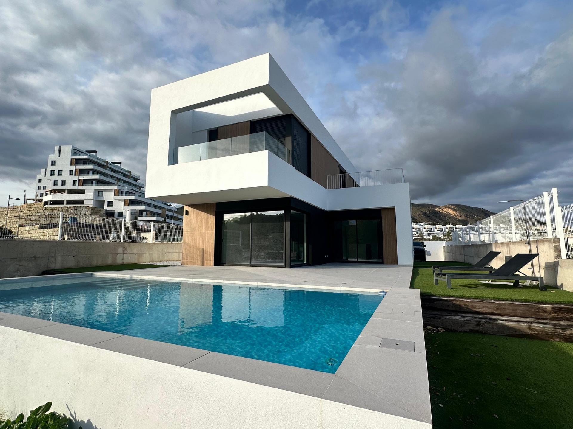NEW BUILD VILLAS IN BALCON DE FINESTRAT Contemporary white villa beside a private swimming pool in Finestrat, Alicante