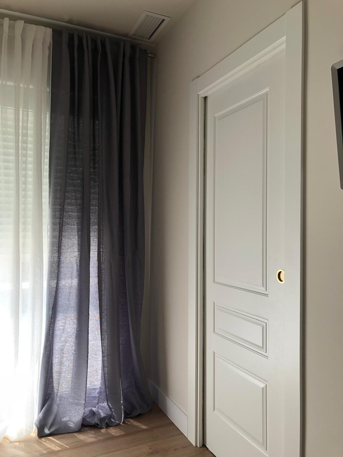 New-Build-Custom-Villas-in-Aspe-Alicante-30 Built-in wardrobe and curtains in a bedroom of an Aspe villa, Alicante