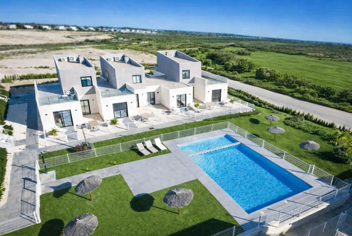 Aerial view of the communal pool, lawn and surrounding homes in Altaona Golf, Baños y Mendigo, Murcia
