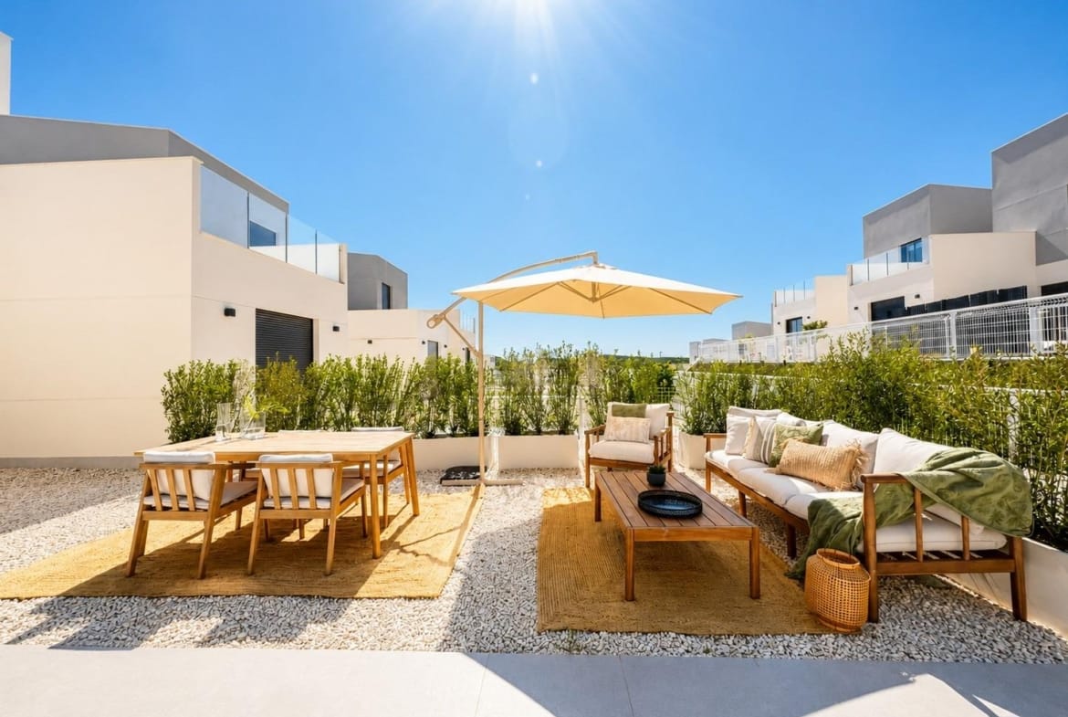 Overhead view of the residential complex and its central communal pool in Altaona Golf, Baños y Mendigo, Murcia