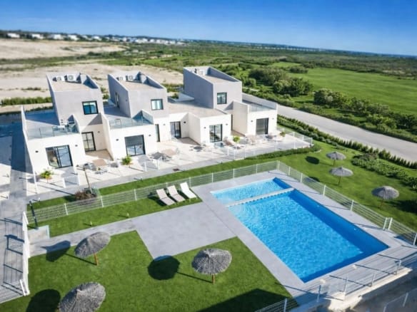 White homes beside a gravelled garden seating area and citrus tree in Altaona Golf, Baños y Mendigo, Murcia