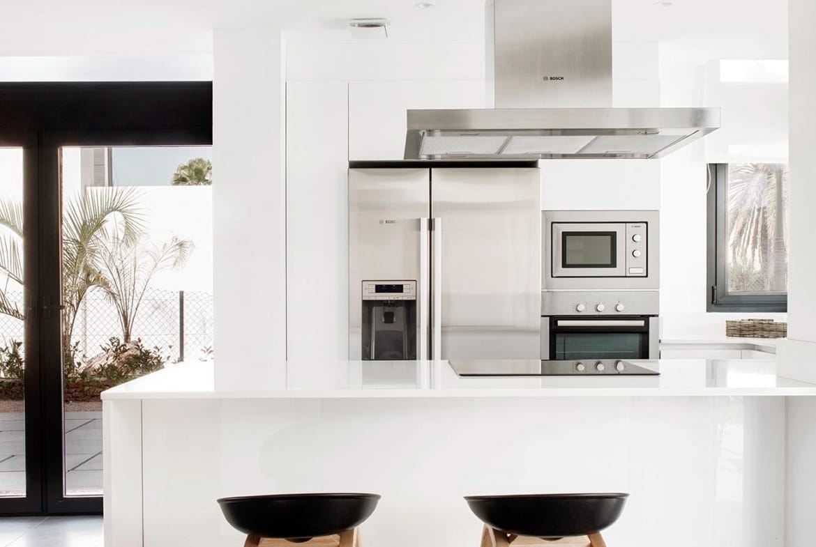 Kitchen island with breakfast stools and sleek fitted appliances in La Manga Club, Murcia
