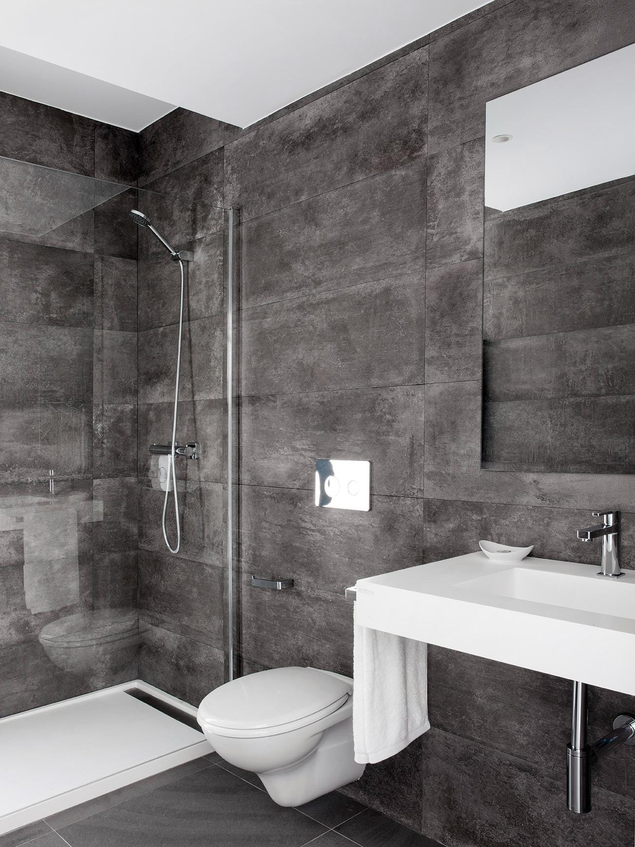 New-Build-Villas-for-Sale-at-La-Manga-Club-–-Luxury-Living-in-a-Prestigious-Resort-17 Modern bathroom with dark stone-look tiles and walk-in shower in La Manga Club, Murcia