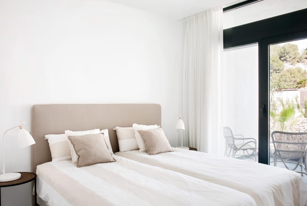 Twin bedroom with soft neutral decor and terrace access in La Manga Club, Murcia