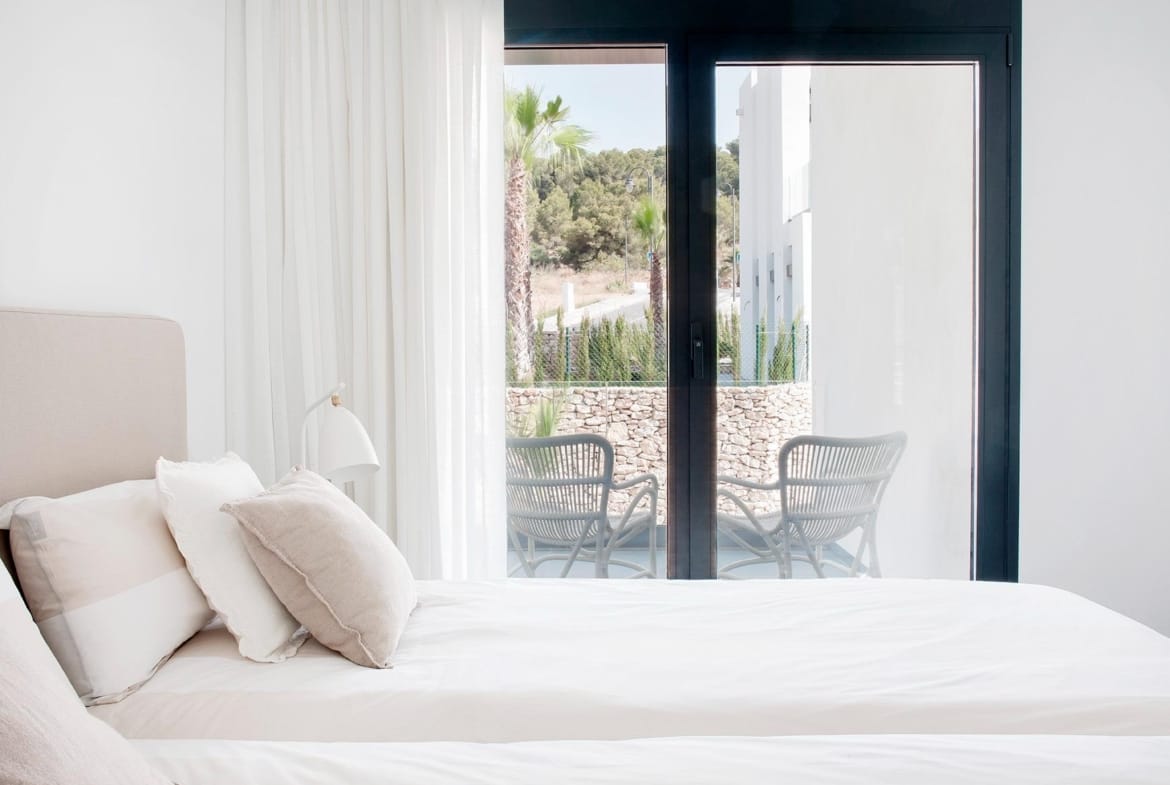 Twin bedroom opening onto a sheltered terrace in La Manga Club, Murcia