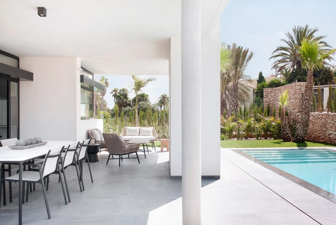 Covered terrace with outdoor dining, lounge seating and private pool in La Manga Club, Murcia