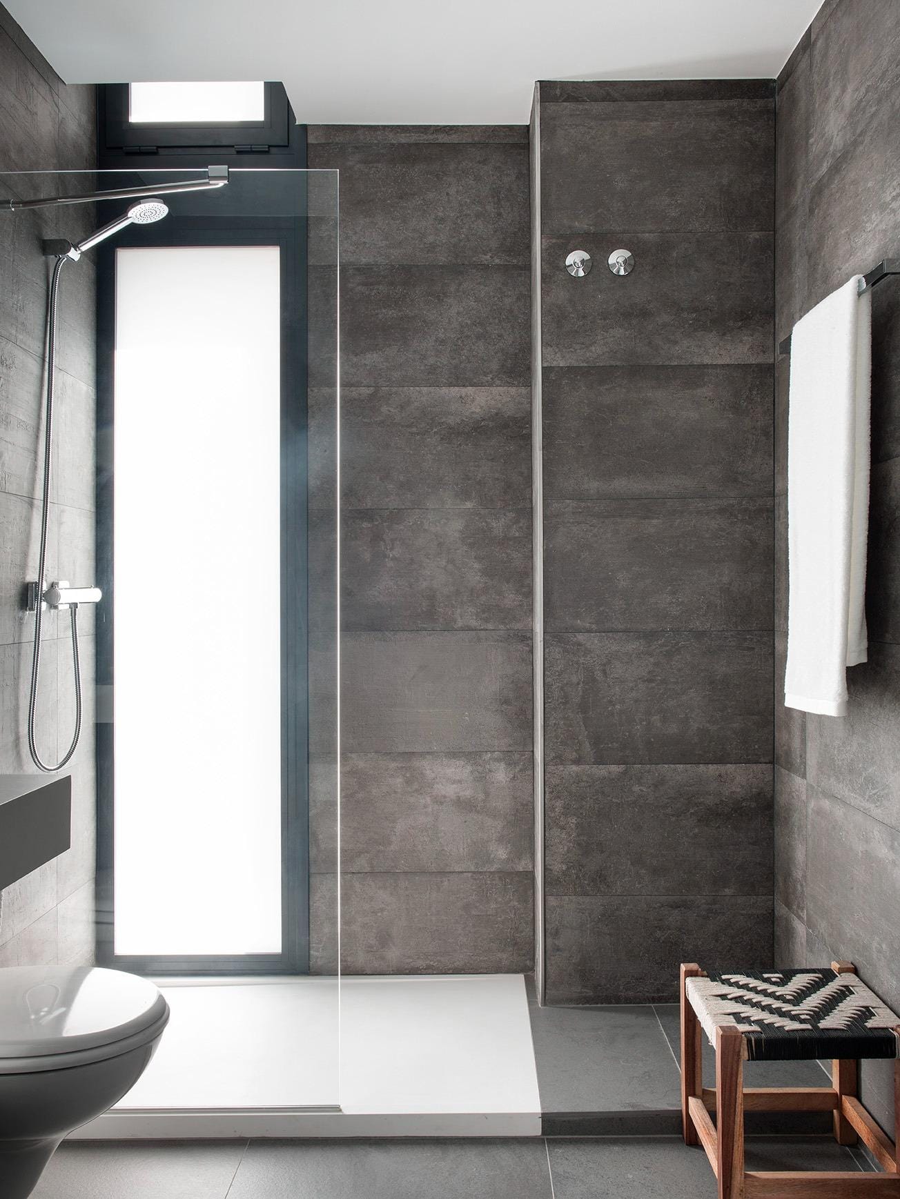 New-Build-Villas-for-Sale-at-La-Manga-Club-–-Luxury-Living-in-a-Prestigious-Resort-23 Walk-in shower with dark tiles and tall frosted window in La Manga Club, Murcia