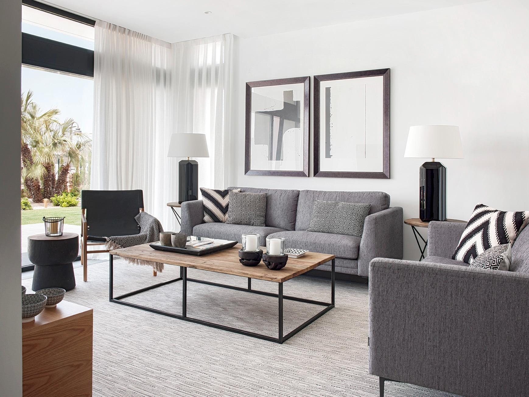 New-Build-Villas-for-Sale-at-La-Manga-Club-–-Luxury-Living-in-a-Prestigious-Resort-4 Contemporary living room with corner glazing and garden outlook in La Manga Club, Murcia