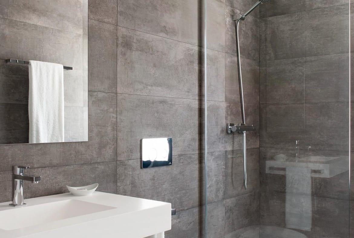 Modern bathroom with walk-in shower, floating sink and wall-hung toilet in La Manga Club, Murcia