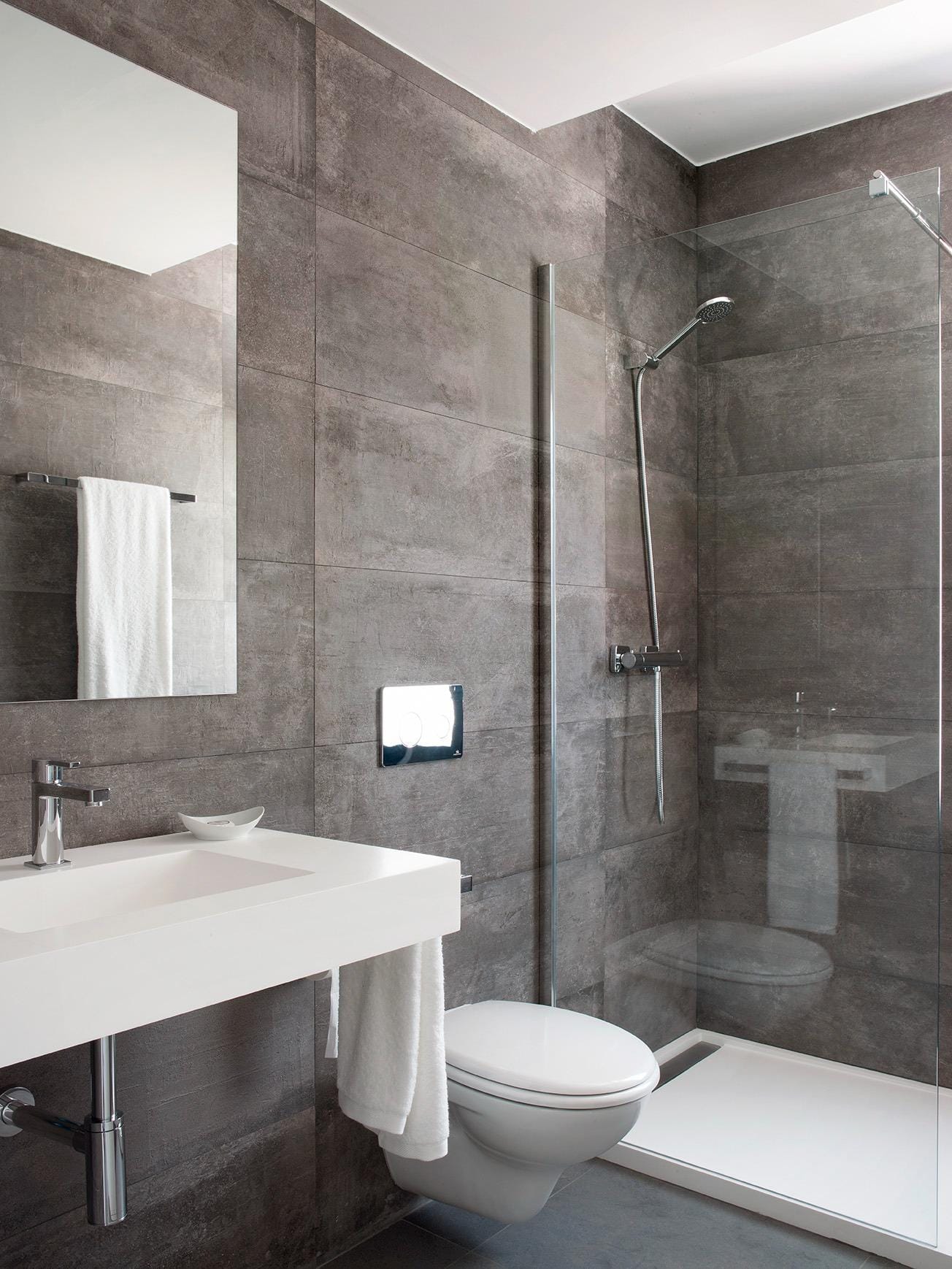 Modern bathroom with walk-in shower, floating sink and wall-hung toilet in La Manga Club, Murcia