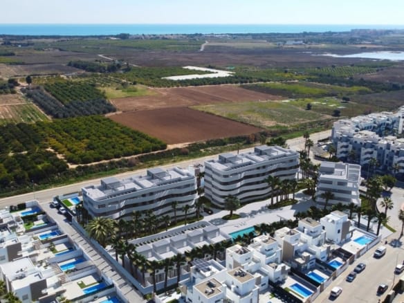 Ruhige Erdgeschosswohnung mit 2 Schlafzimmern und Terrasse in El Raso, Guardamar del Segura, Alicante