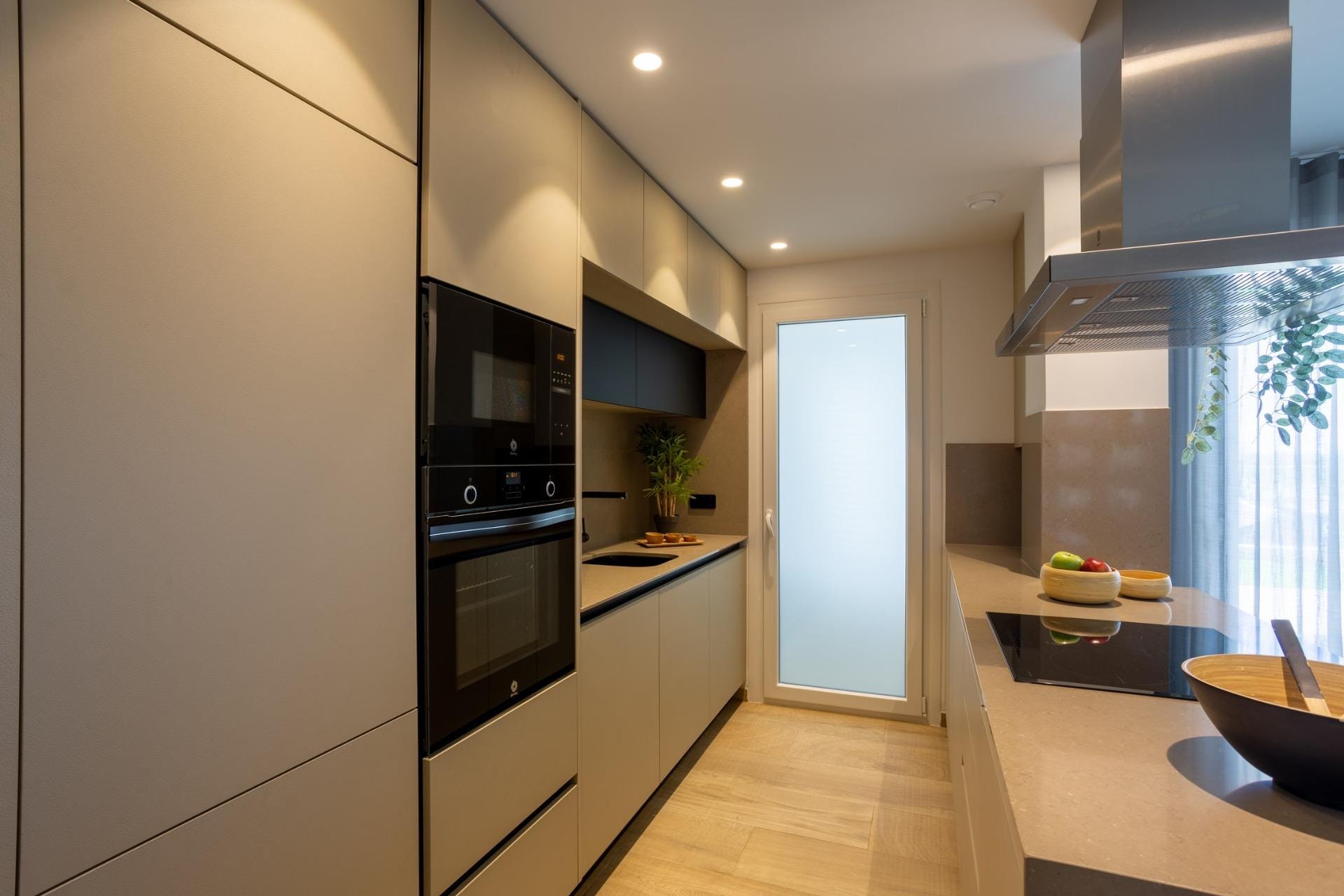 New-Bungalows-in-La-Finca-Golf-Algorfa-Luxury-and-Nature-at-the-Costa-Blanca-4 Fitted kitchen with integrated ovens in La Finca Golf, Algorfa, Alicante