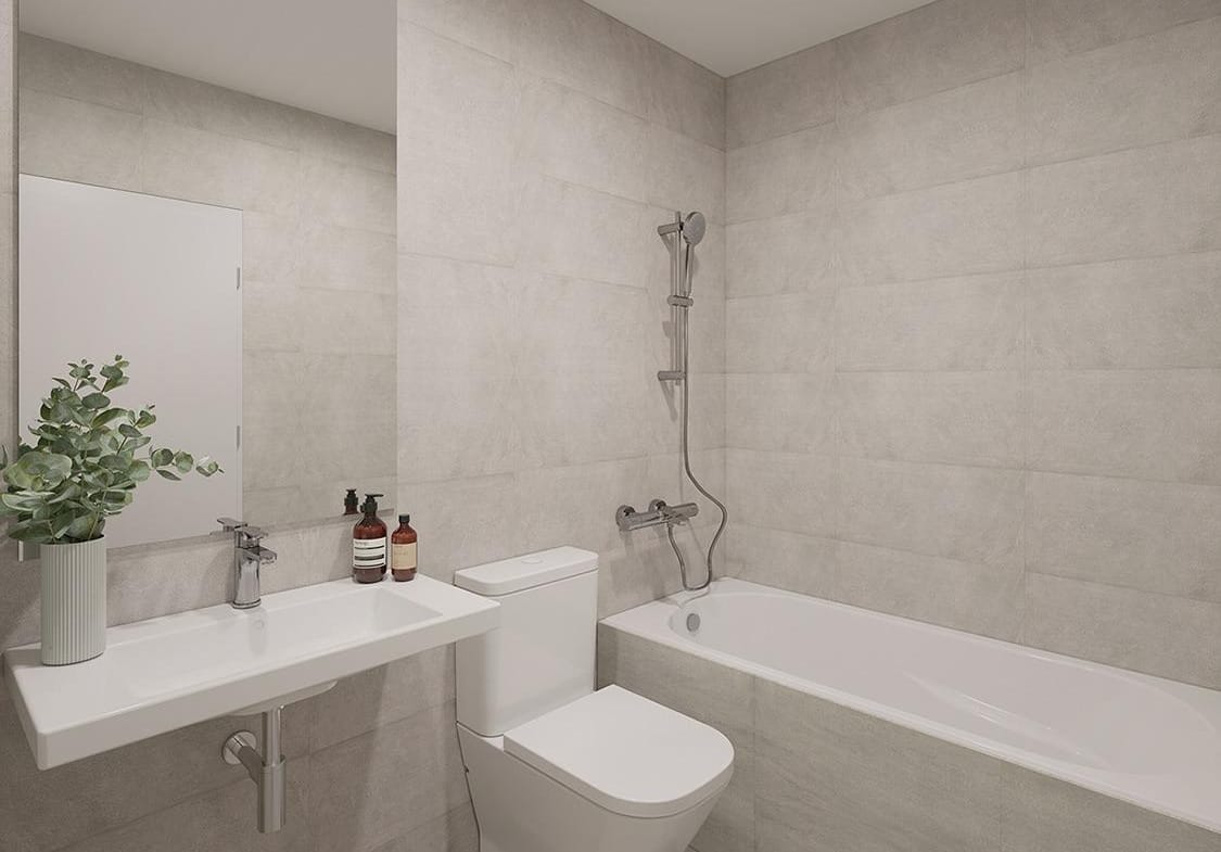Modern bathroom with bathtub in a San Agustín penthouse, Alicante