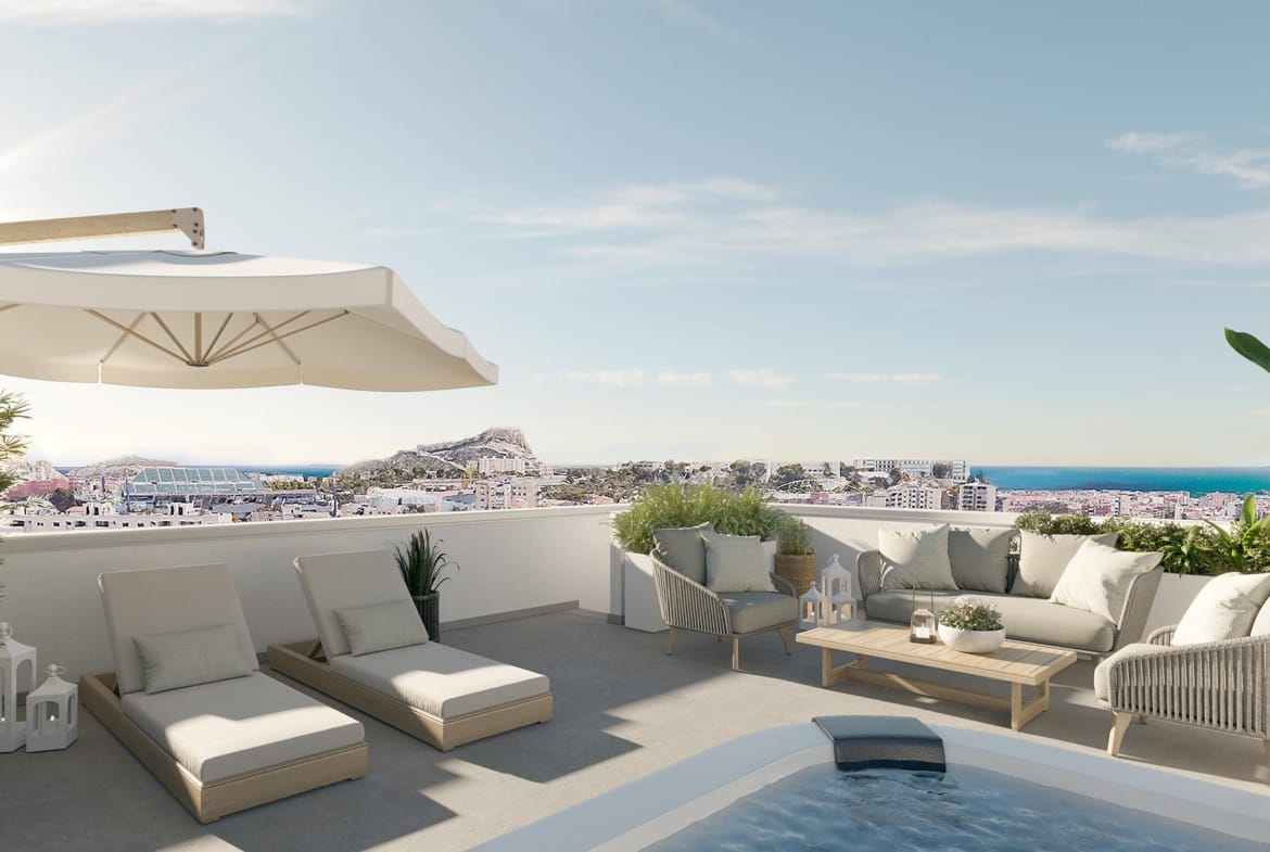 Private solarium with plunge pool and city panorama in San Agustín, Alicante