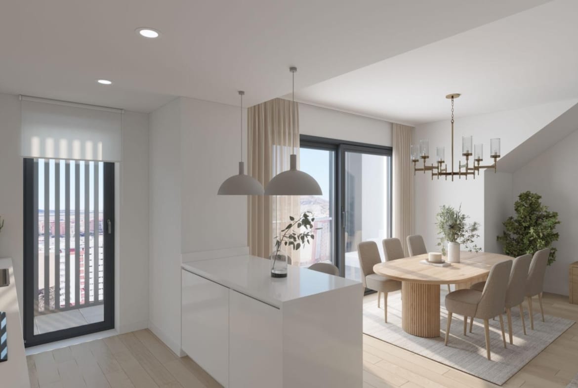 Open-plan kitchen and dining area in a San Agustín penthouse, Alicante