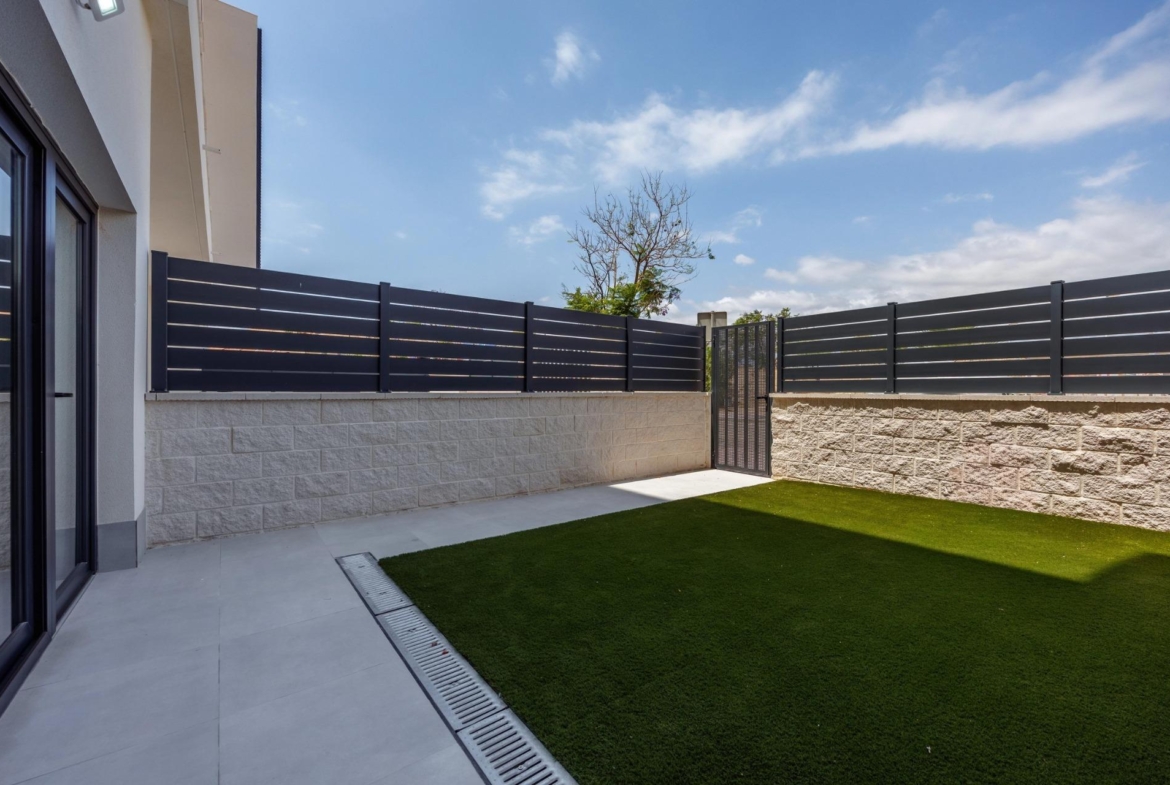 Unique-Investment-Opportunity-in-Villajoyosa-Costa-Blanca-North-1 Private terrace garden with independent street access in Villajoyosa