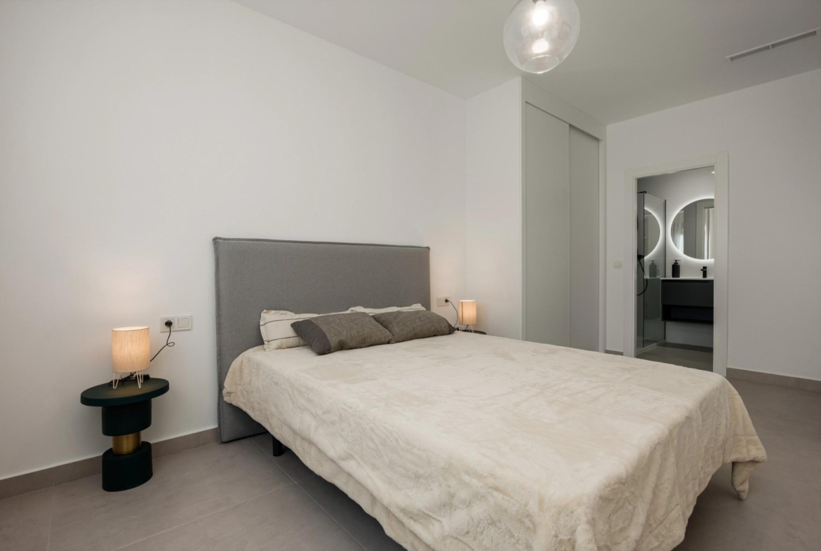 Unique-Investment-Opportunity-in-Villajoyosa-Costa-Blanca-North-11 Main bedroom with en-suite bathroom
