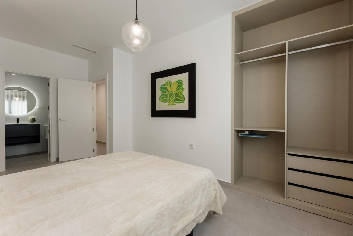 Unique-Investment-Opportunity-in-Villajoyosa-Costa-Blanca-North-12 Main bedroom with fitted wardrobe and en-suite bathroom