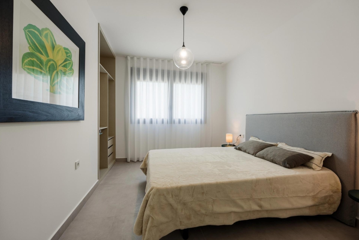 Unique-Investment-Opportunity-in-Villajoyosa-Costa-Blanca-North-13 Bright double bedroom with fitted wardrobe