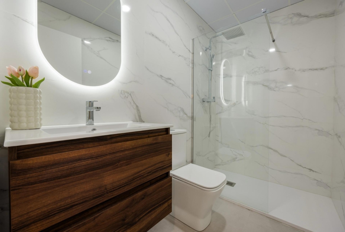 Unique-Investment-Opportunity-in-Villajoyosa-Costa-Blanca-North-14 En-suite bathroom with walk-in shower