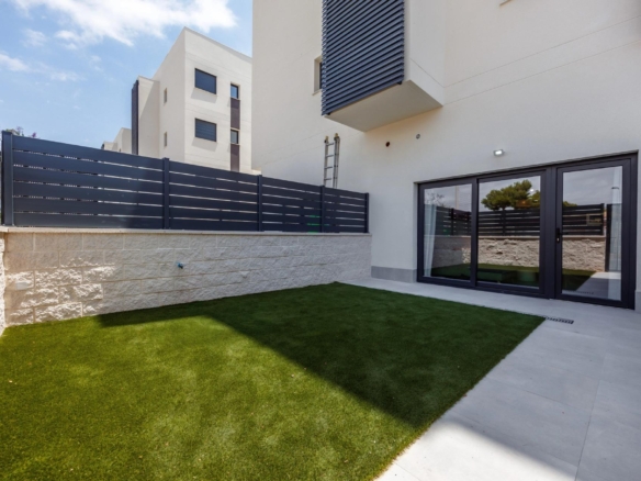 Private garden of a 3 bedroom ground floor apartment in Villajoyosa