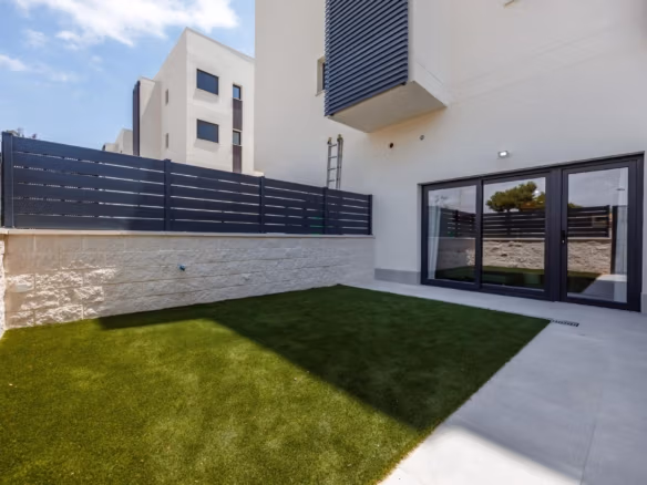 Private garden of a 3 bedroom ground floor apartment in Villajoyosa