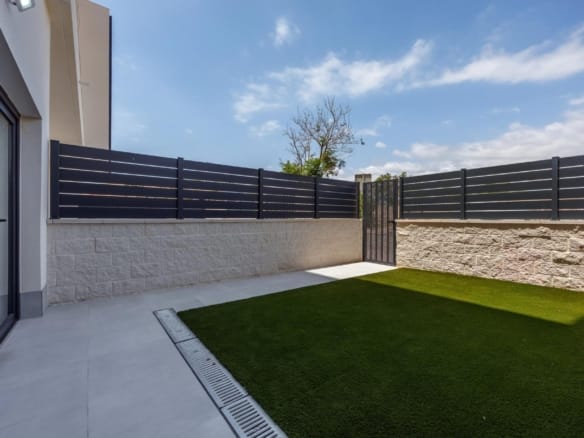 Private terrace garden of the ground-floor apartment in Villajoyosa, Alicante