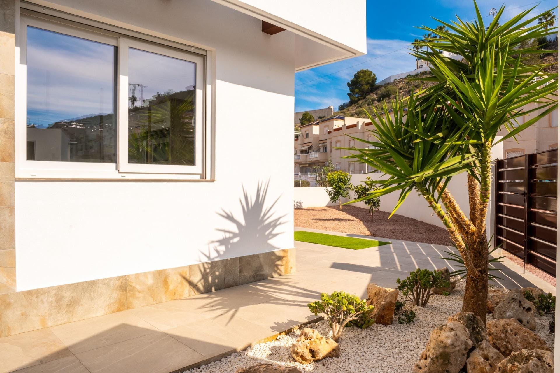 Gravel garden with yuccas beside the villa façade in La Marquesa, Ciudad Quesada, Alicante