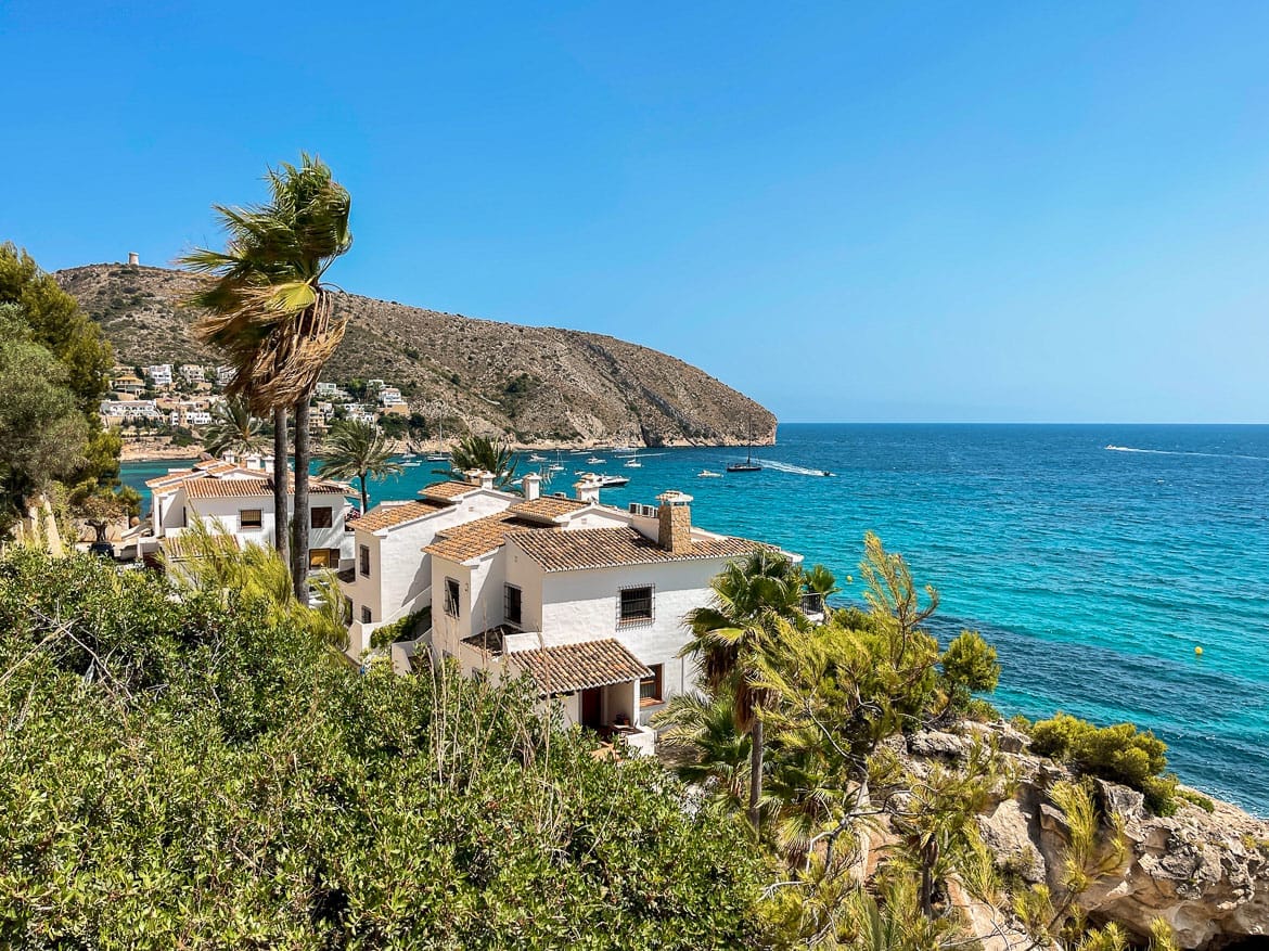 Coastal homes and a turquoise bay on the northern Costa Blanca, Alicante