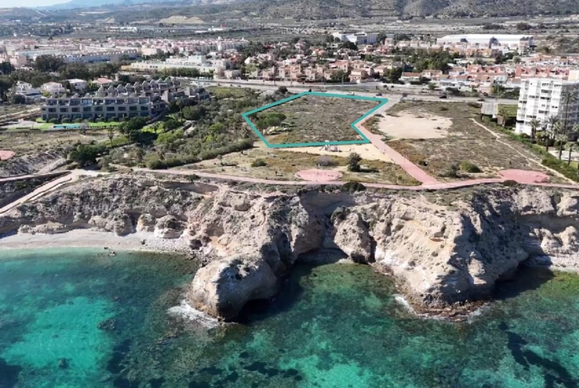 Aerial photograph of the coastal development site in Playa del Amerador, El Campello, Alicante