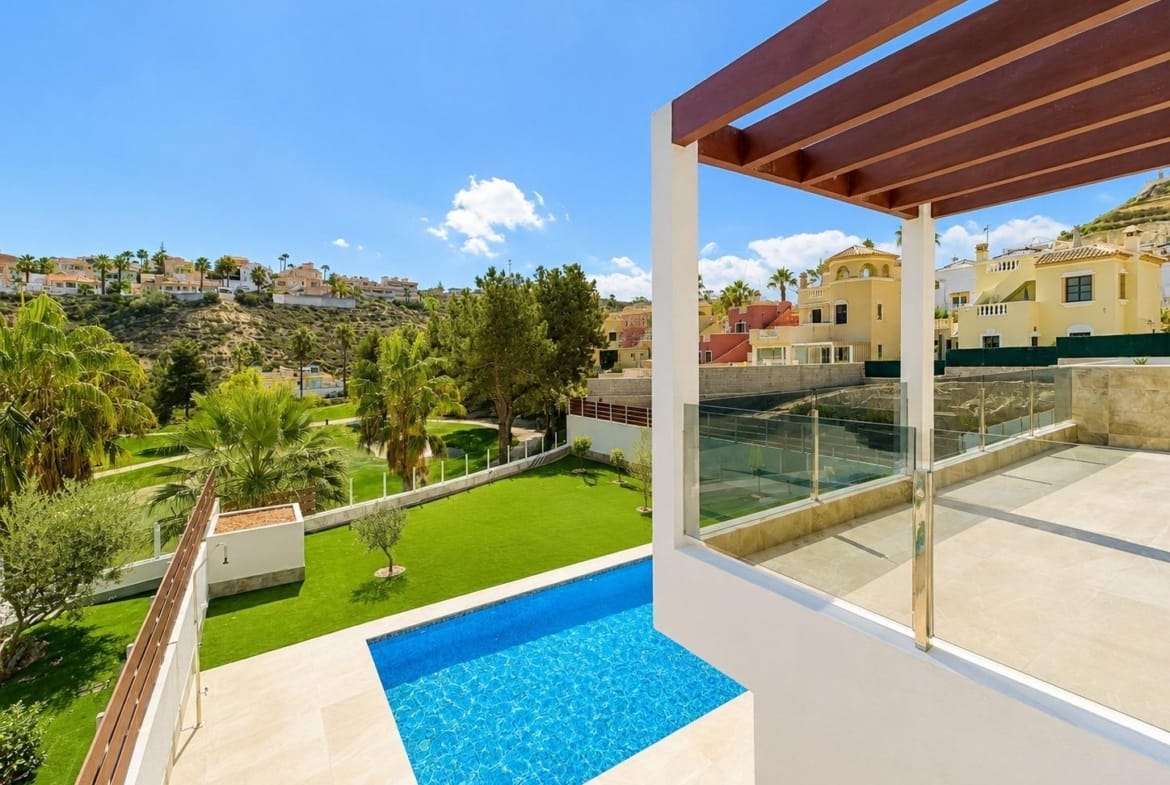 Terrace overlooking a private swimming pool and La Marquesa Golf in La Marquesa, Ciudad Quesada, Alicante