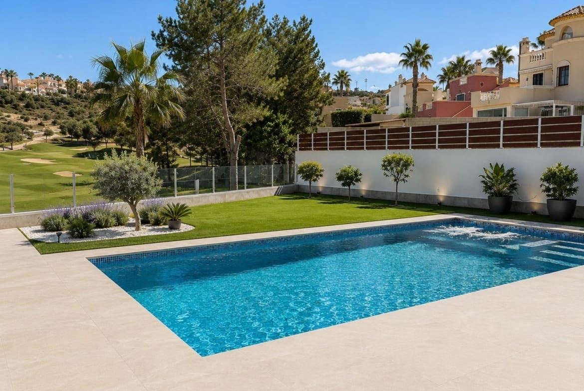 Private swimming pool and lawn beside the golf course in La Marquesa, Ciudad Quesada, Alicante