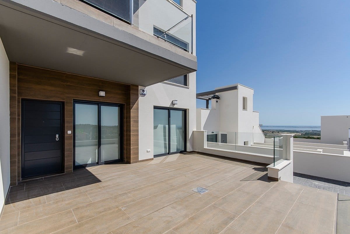 Private terrace beside the apartment facade in San Miguel de Salinas, Alicante