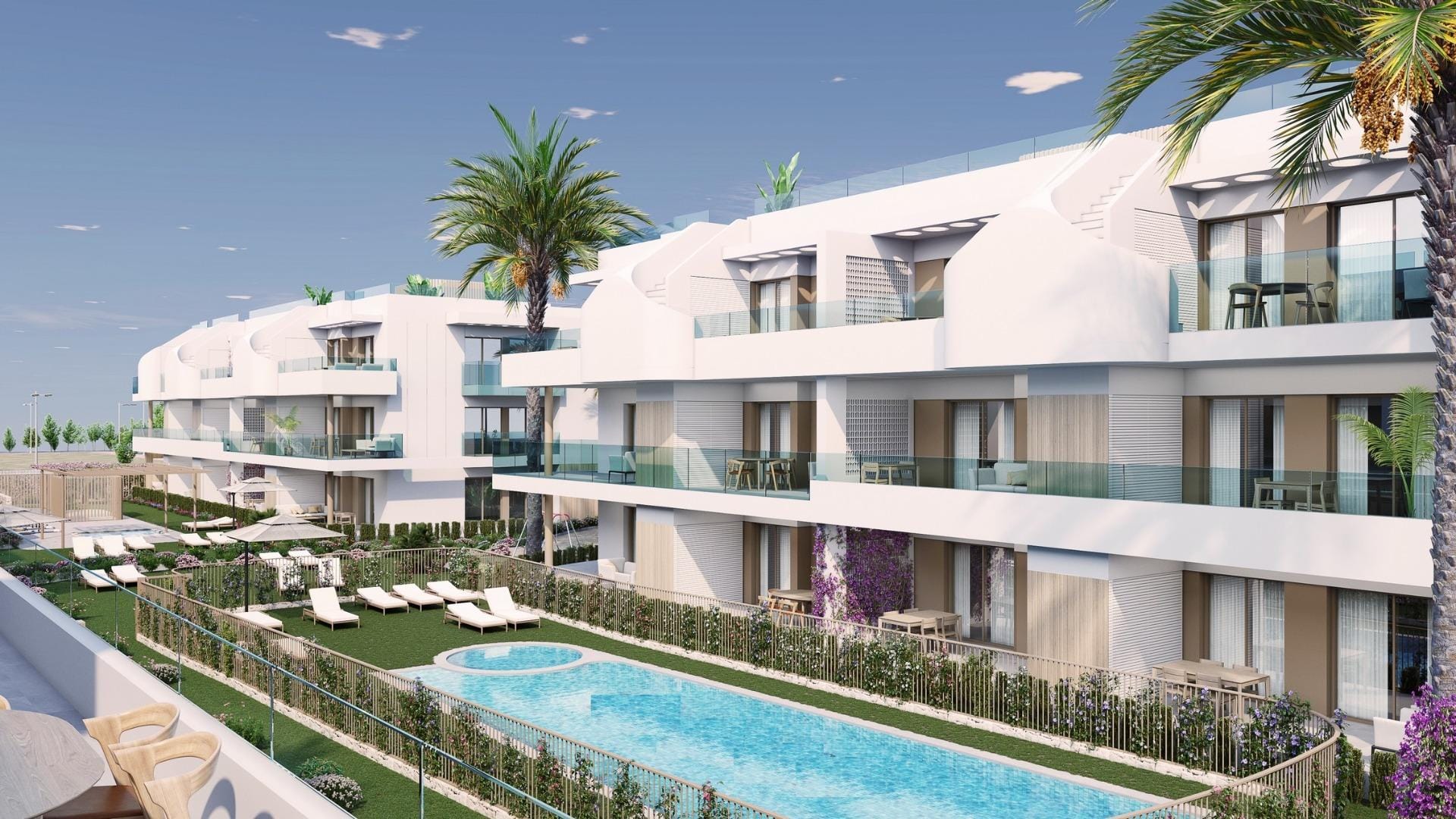 Vue de synthèse de la piscine commune à côté des appartements à Pilar de la Horadada, Alicante