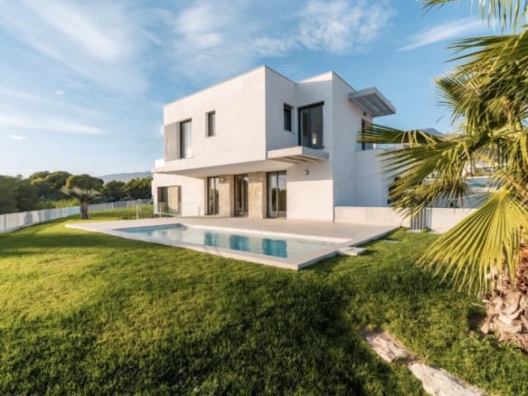 Villa and private pool beside a lawn in Sierra Cortina, Finestrat, Alicante