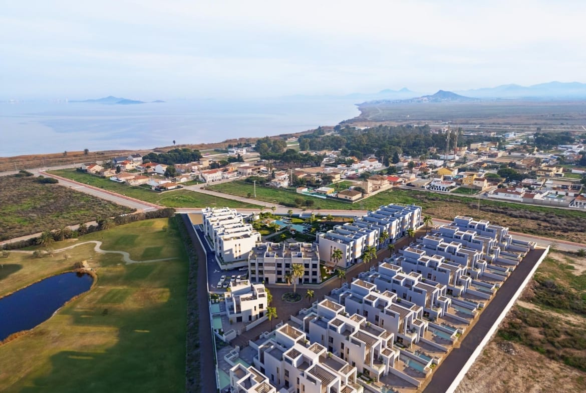 Aerial visualisation of the homes between the golf course and the coast in Serena Golf, Los Alcazares, Murcia