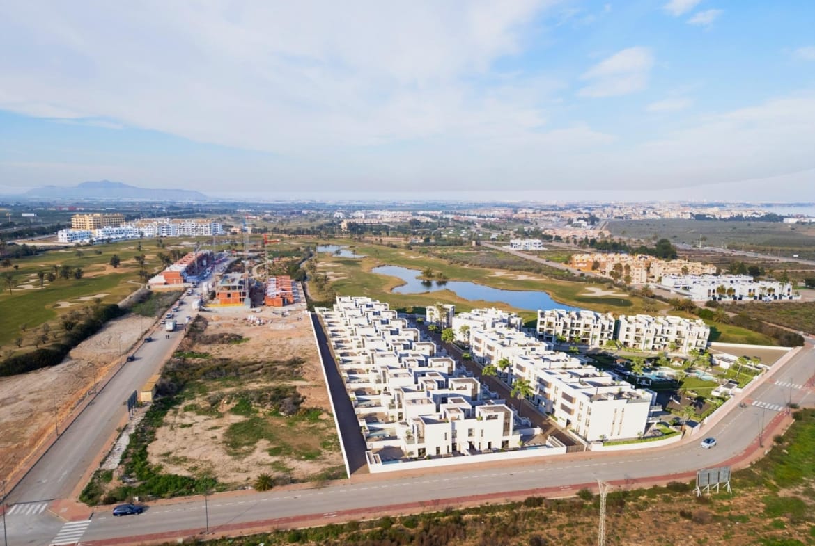 Aerial visualisation of the residential development and surrounding golf course in Serena Golf, Los Alcazares, Murcia