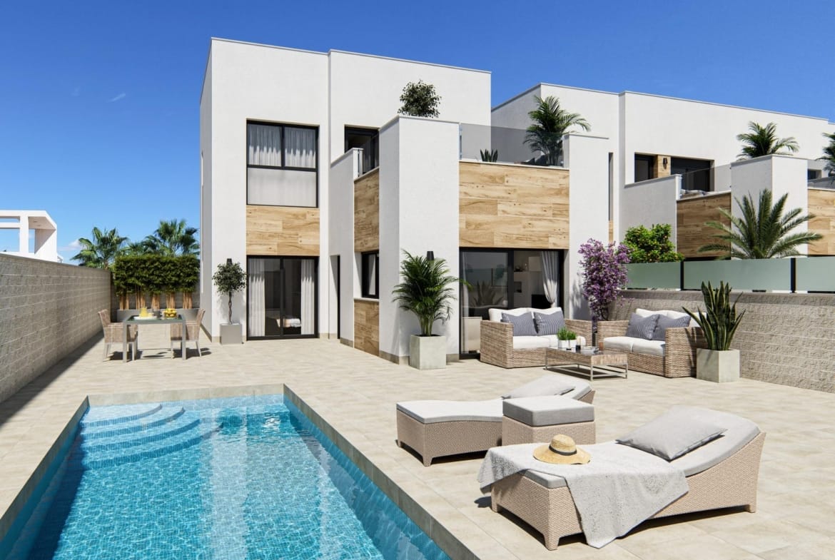 Private swimming pool and outdoor seating beside the villa in Oasis La Marina, San Fulgencio, Alicante