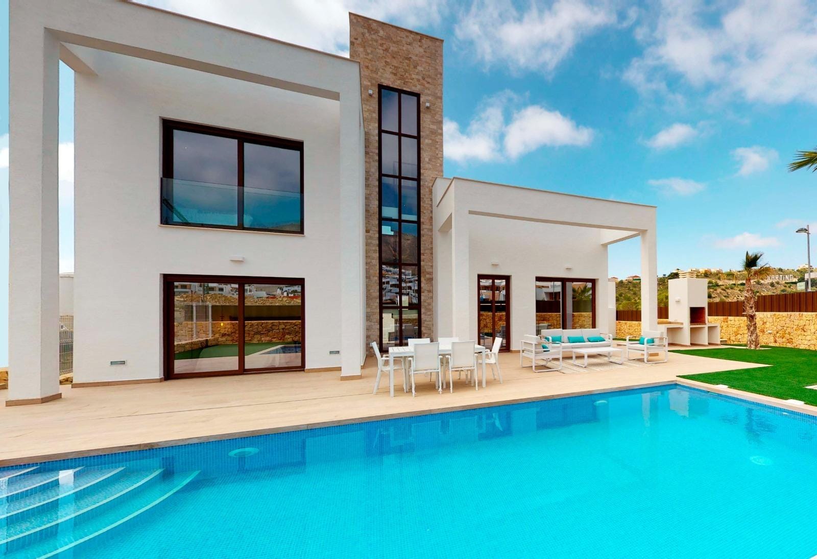 VILLAS-WITH-SEA-VIEWS-IN-FINESTRAT-1 Villa façade beside the private swimming pool in Campana Garden, Finestrat, Alicante