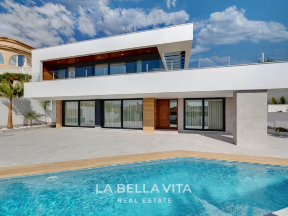 4-bedroom villa with private pool