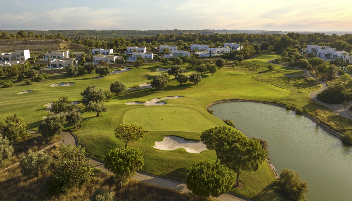 Luchtfoto van het meer, de fairways en de bosrijke omgeving van Las Colinas Golf & Country Club