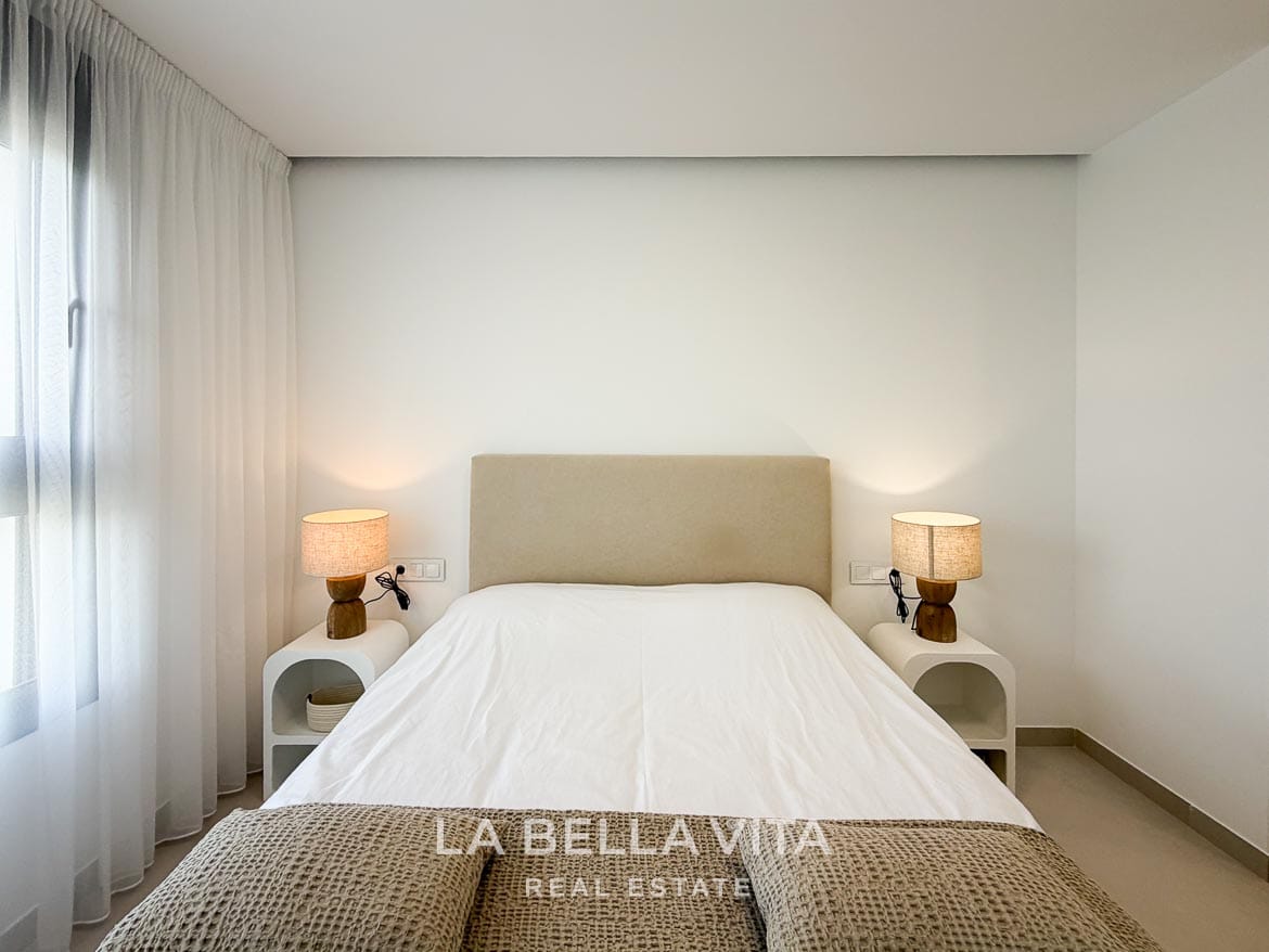 Modern Resale Apartment fot sale in Lo Romero Golf, Pilar de la Horadada, Alicante-21 Double bed with matching bedside tables and lamps in the neutral-toned bedroom