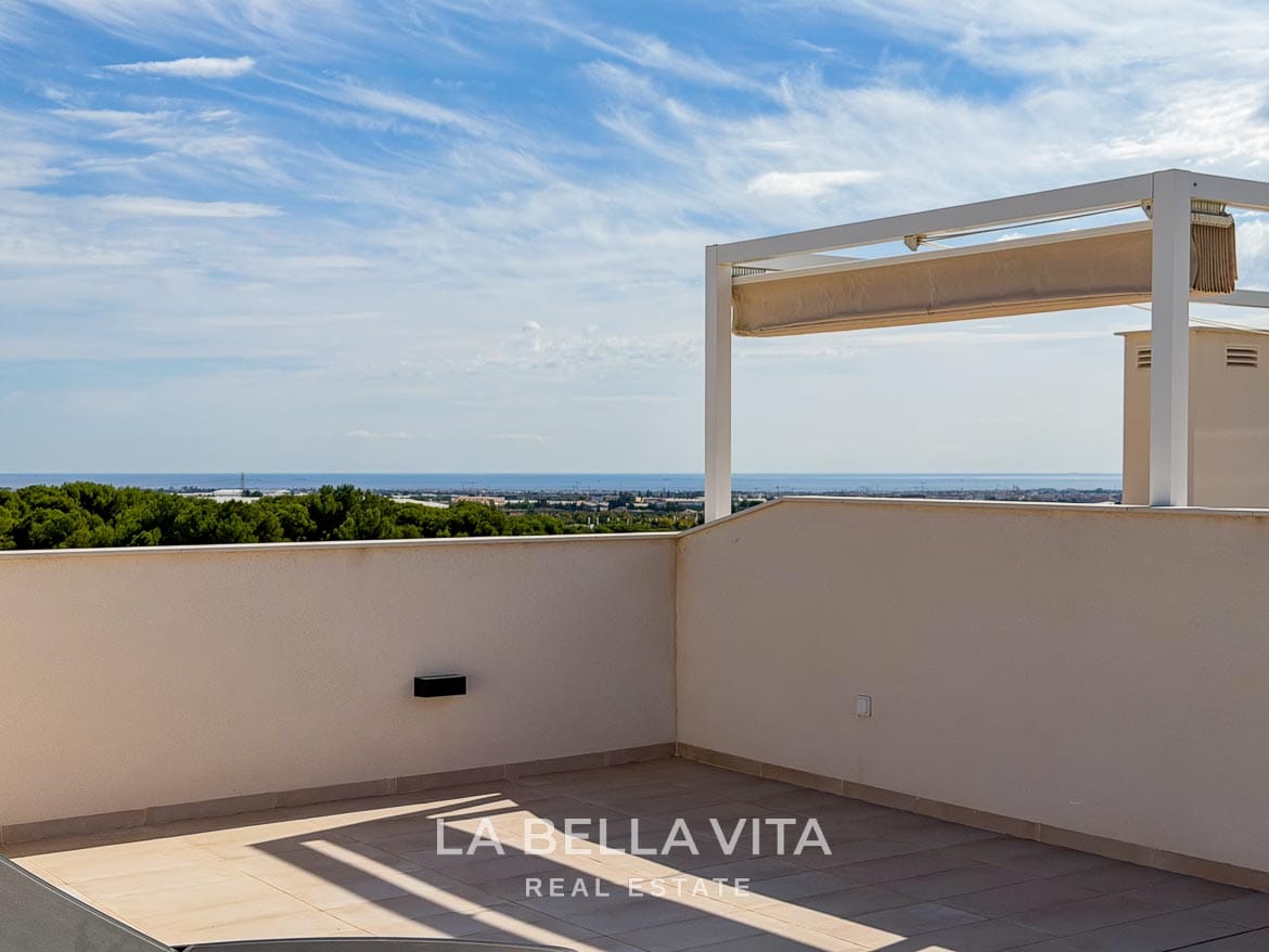 Modern Resale Apartment fot sale in Lo Romero Golf, Pilar de la Horadada, Alicante-37 Sea horizon beyond the low walls of the private roof solarium