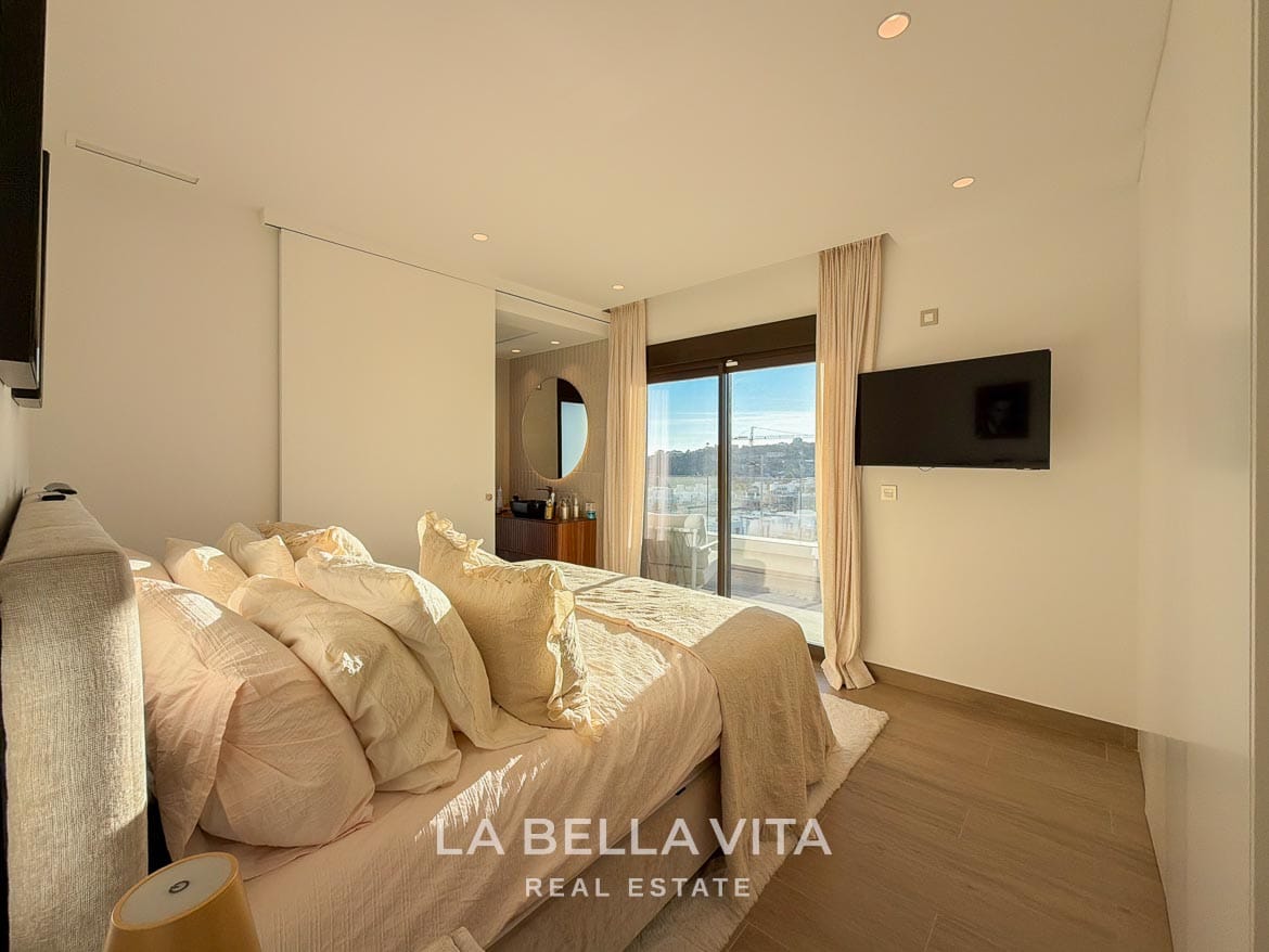 Modern Resale Villa with Basement and Private Pool for Sale in Finestrat-29 Double bedroom with sliding terrace doors and an adjoining bathroom in Finestrat, Alicante.