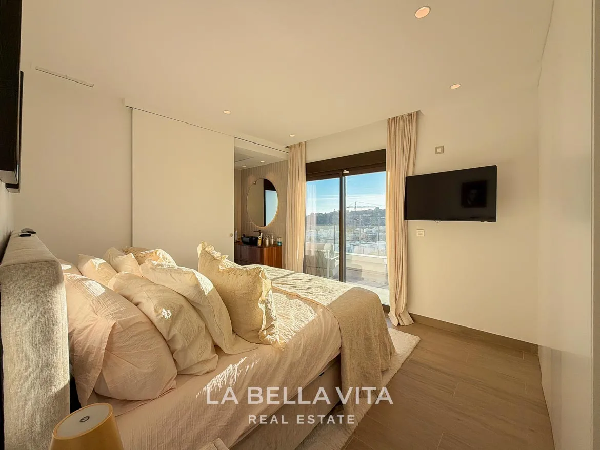 Modern Resale Villa with Basement and Private Pool for Sale in Finestrat-29 Double bedroom with sliding terrace doors and an adjoining bathroom in Finestrat, Alicante.