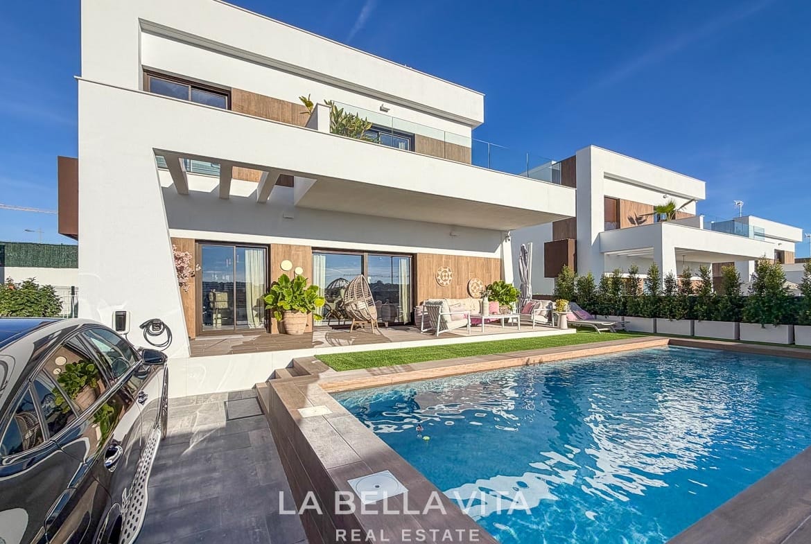 Villa and swimming pool viewed from the driveway side in Finestrat, Alicante.