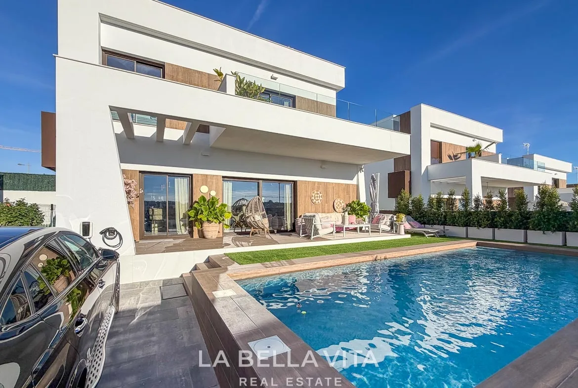 Villa and swimming pool viewed from the driveway side in Finestrat, Alicante.