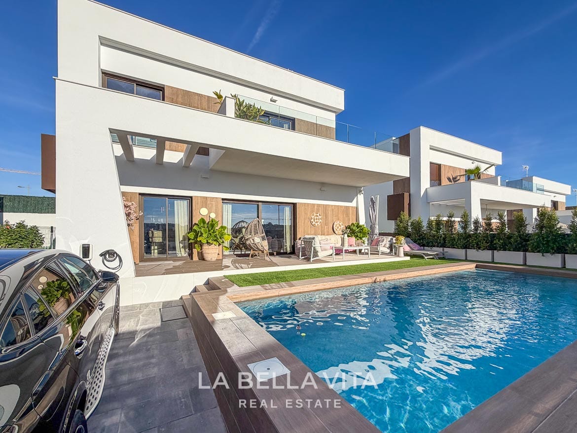Modern Resale Villa with Basement and Private Pool for Sale in Finestrat-3 Villa and swimming pool viewed from the driveway side in Finestrat, Alicante.