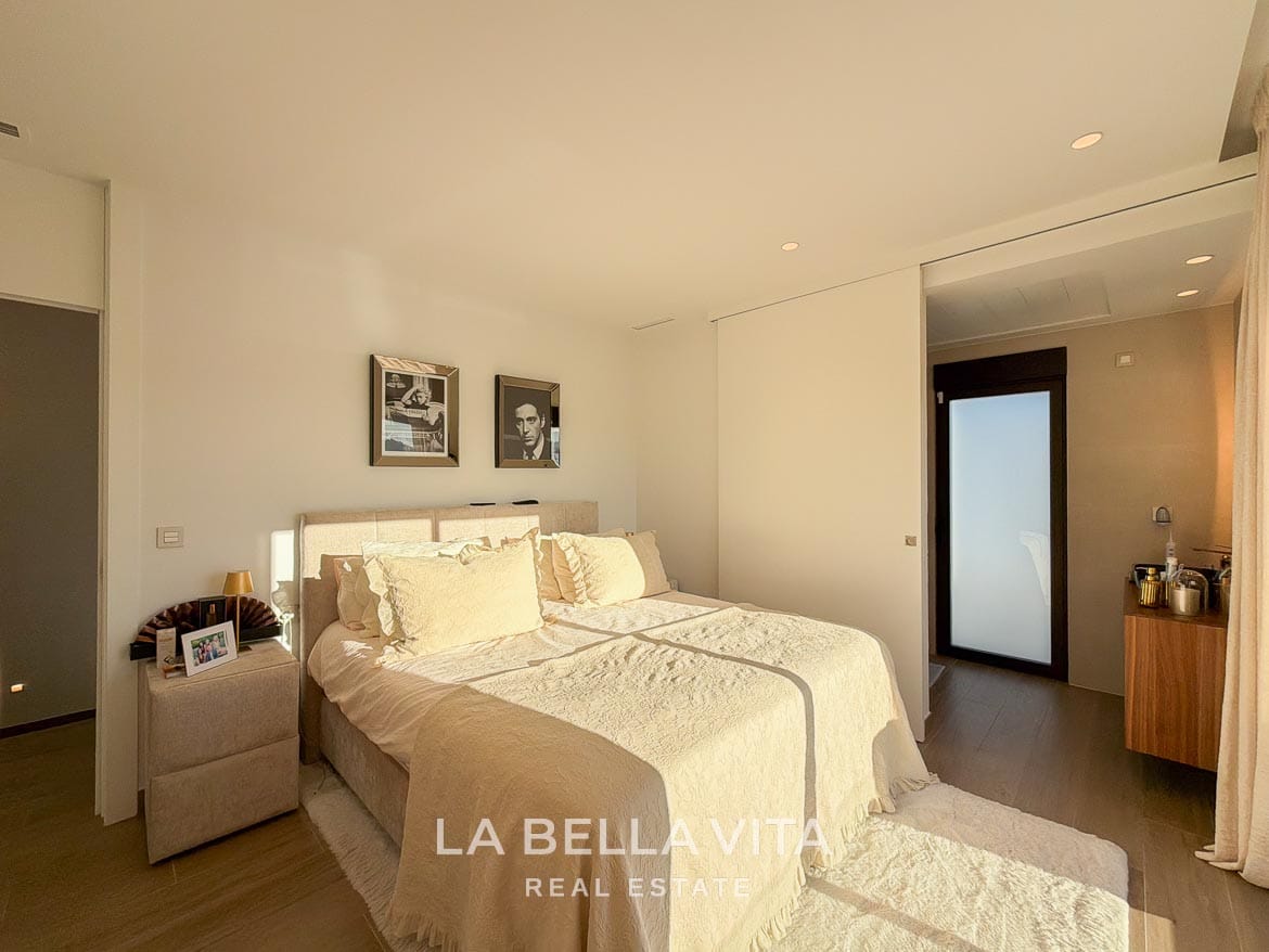 Modern Resale Villa with Basement and Private Pool for Sale in Finestrat-30 Double bedroom with a view through the open partition into the en-suite bathroom in Finestrat, Alicante.