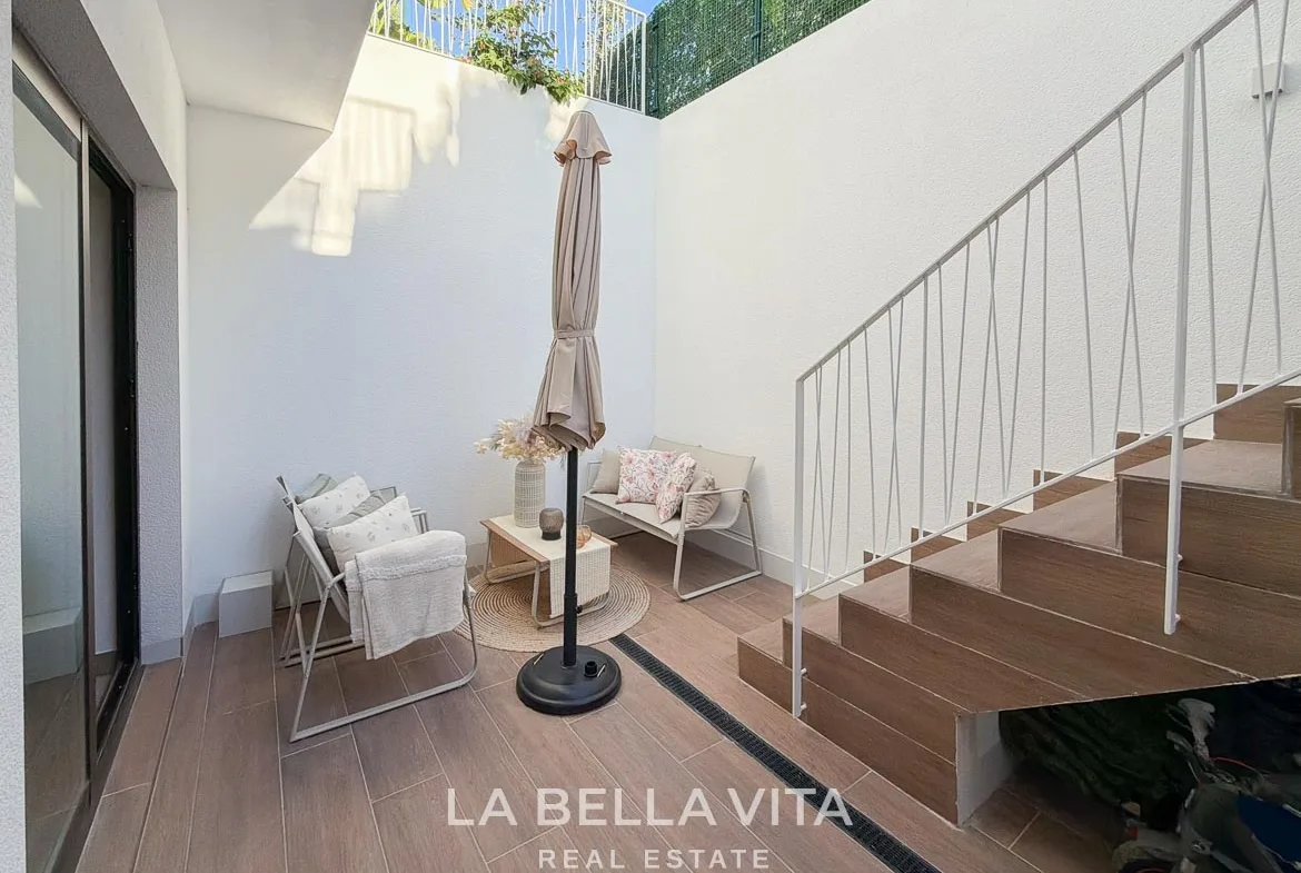 Basement patio seating beside the glazed doors and exterior stairs in Finestrat, Alicante.